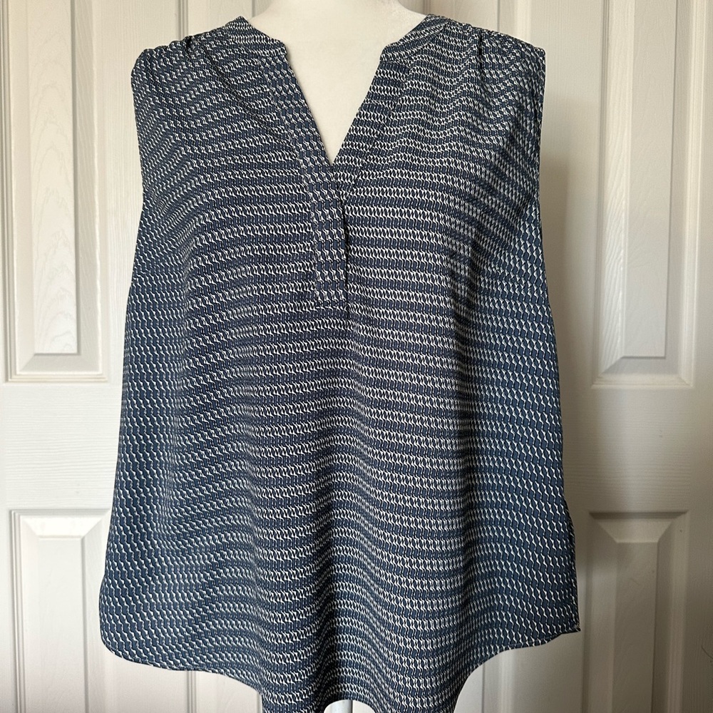H & M polyester sleeveless blouse
size L
Blue
New Condition
